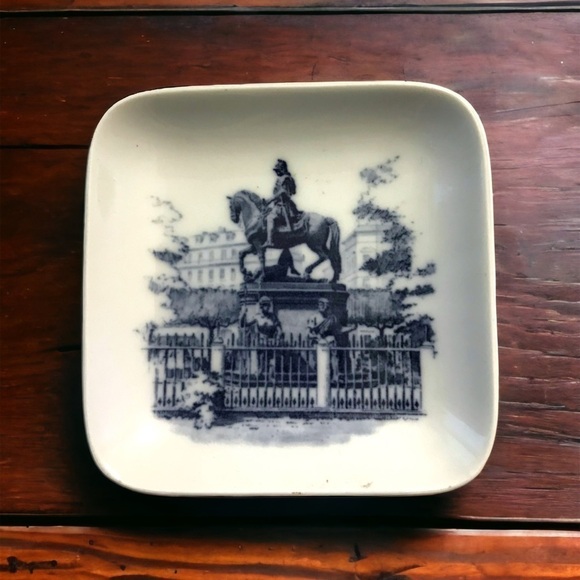 Royal Copenhagen Kongens Nytorv Decorative Plate - Picture 2 of 5